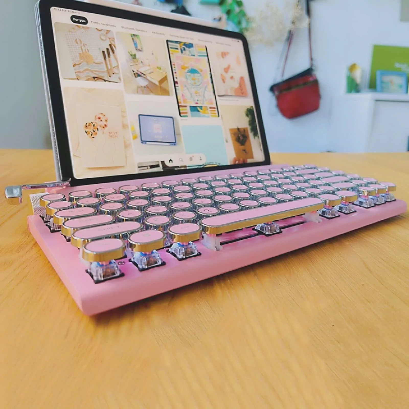 Classic Typewriter Bluetooth Keyboard with Stand – Pink